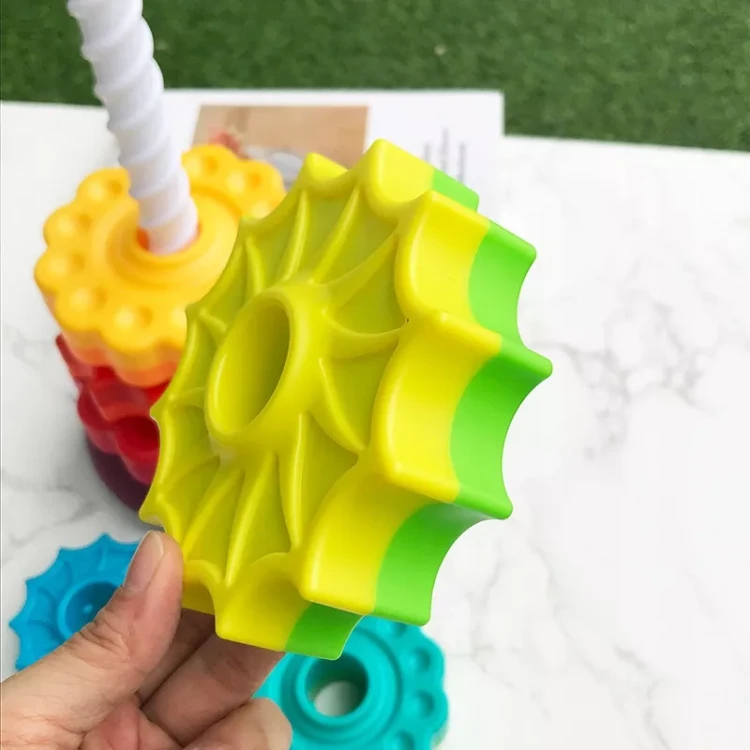 Tęczowa Wieża Rainbow Tower 40 cm – Edukacyjna Piramida Sensoryczna Montessori