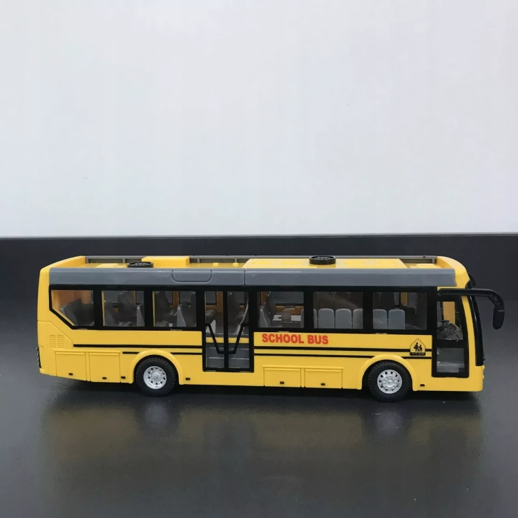 Szkolny Autobus Zdalnie Sterowany (Skala 1:32) – Żółty Bus z Pilotem i Światłami LED