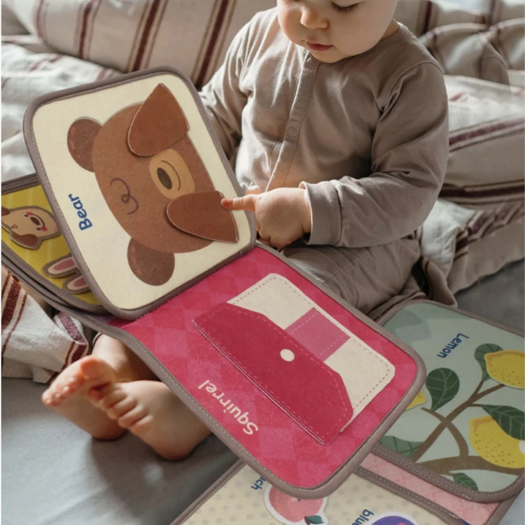 Filcowa książeczka odczepiane elementy na rzepy Montessori  dla dzieci 0-24 m